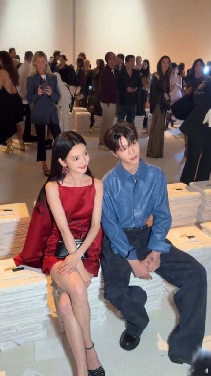 范丞丞、章若楠在巴黎时装周同框看秀，这画面也太美好了吧！两人颜值都超在线，同框时
