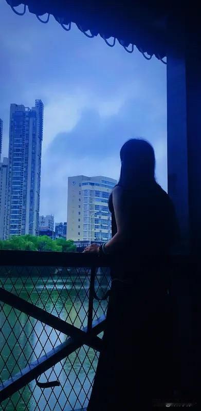 是否冥冥之中注定你我没有结果，为何还要飞蛾扑火？是被情所困，是为爱蹉跎，是傻是对