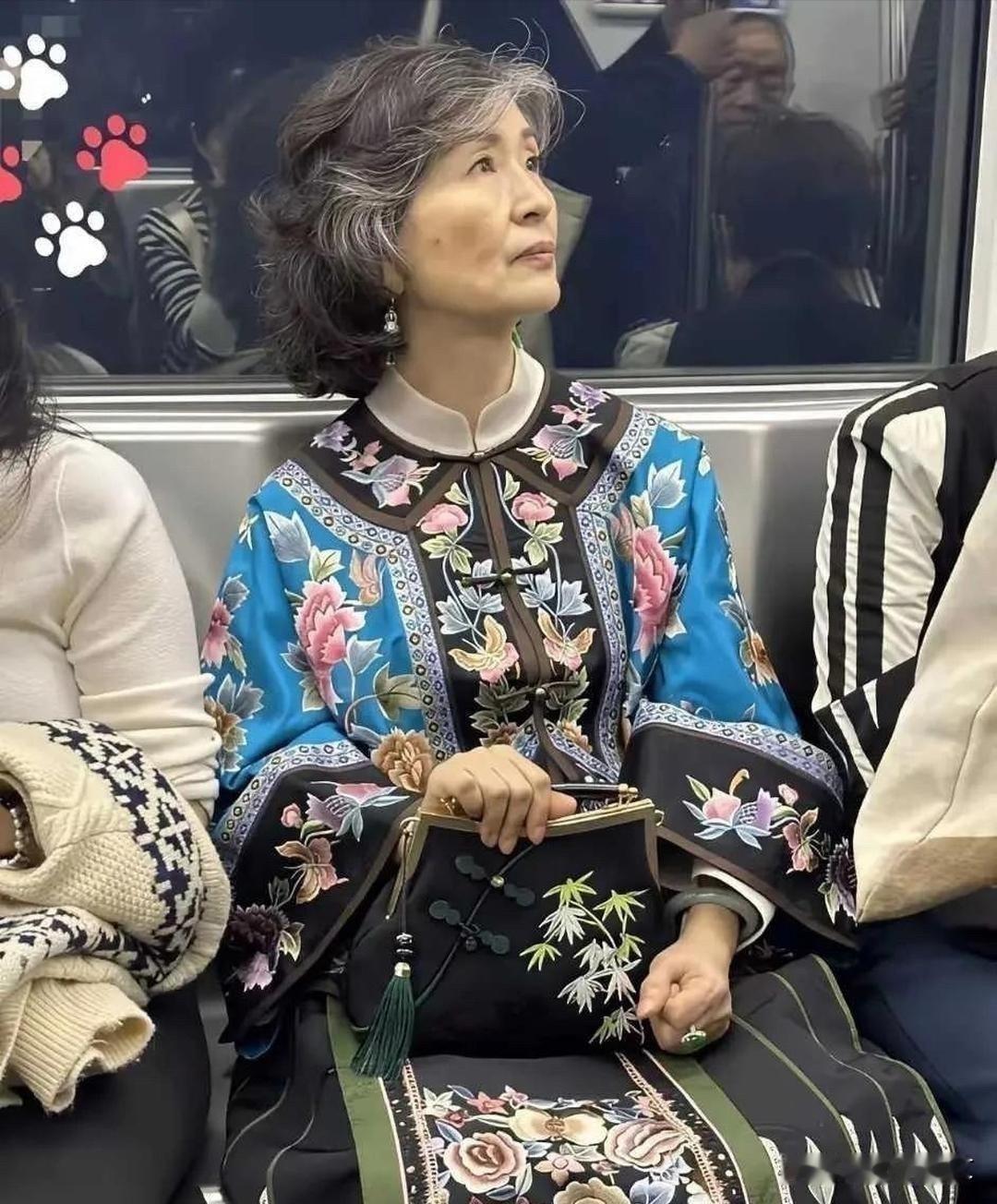 在北京偶遇一位阿姨，看她的穿搭总觉得不对劲，也不知道这是哪个朝代的服装？感
