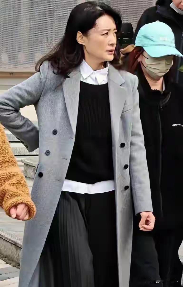 周涛近照曝光，58岁长这样？网友：岁月从不败美人，央视女神果然名不虚传说实