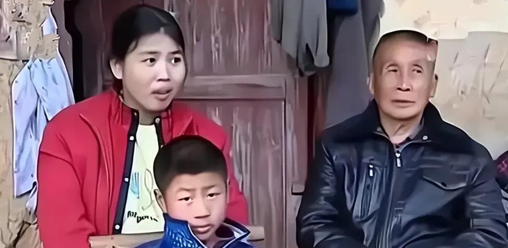 63岁大爷收留16岁女孩当老婆，不久后生下1子。谁料，13年后，76岁大爷后悔了