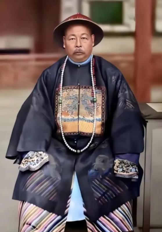收复新疆后，左宗棠杀掉了所有的俘虏，包括降虏。然而，左宗棠手上沾满了血，却没人骂