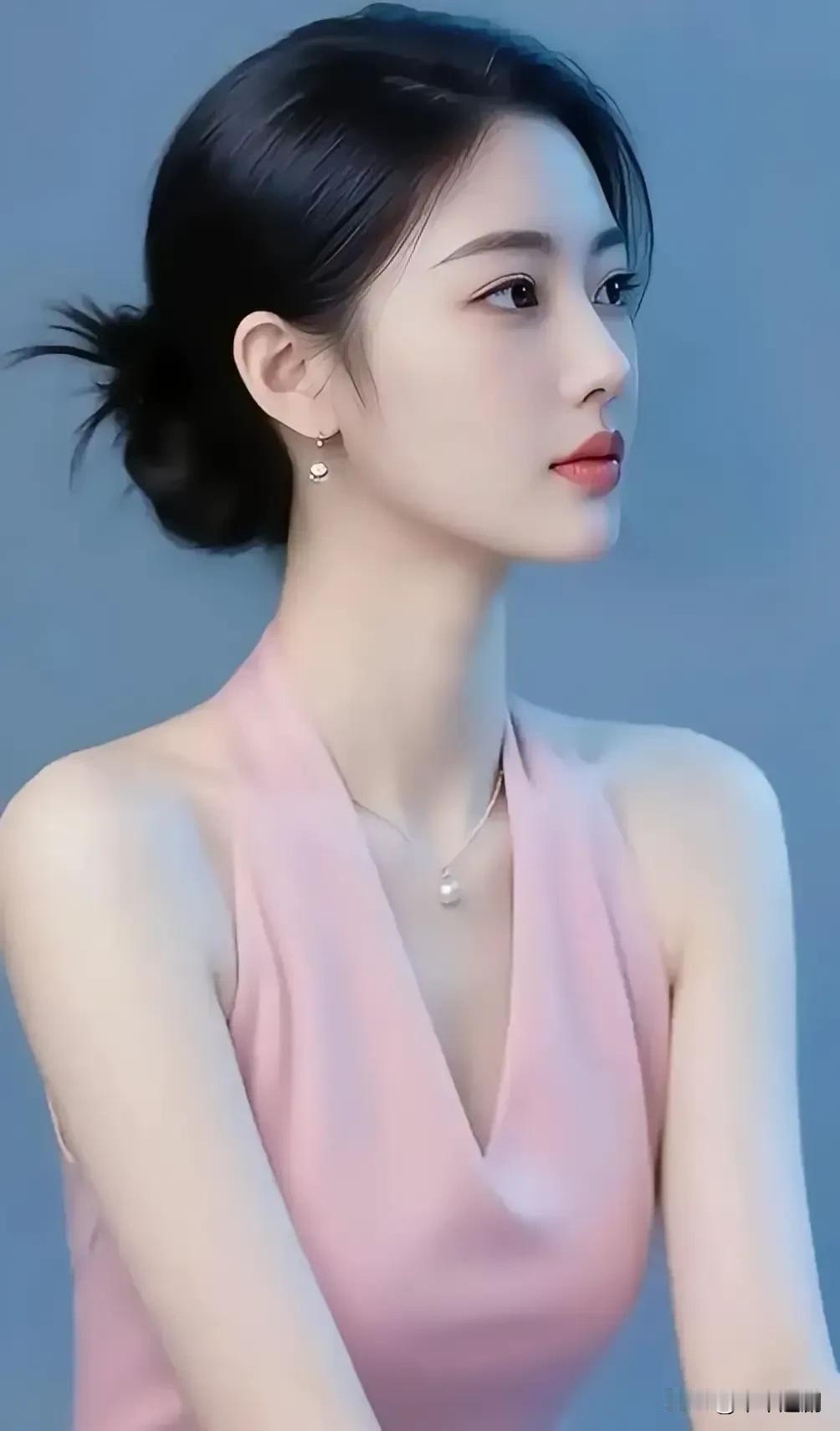 爱拍照的女生到底有多迷人呢?粉缎挂脖衫揉着柔媚，低髻挽着清冷，侧颜凝着淡蓝背景