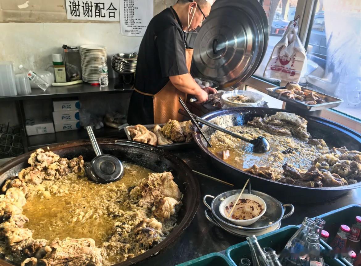 算是杀猪菜这边的鼻祖了！十一的时候和朋友去四平溜达，赶上了早上9点半的第一锅酸