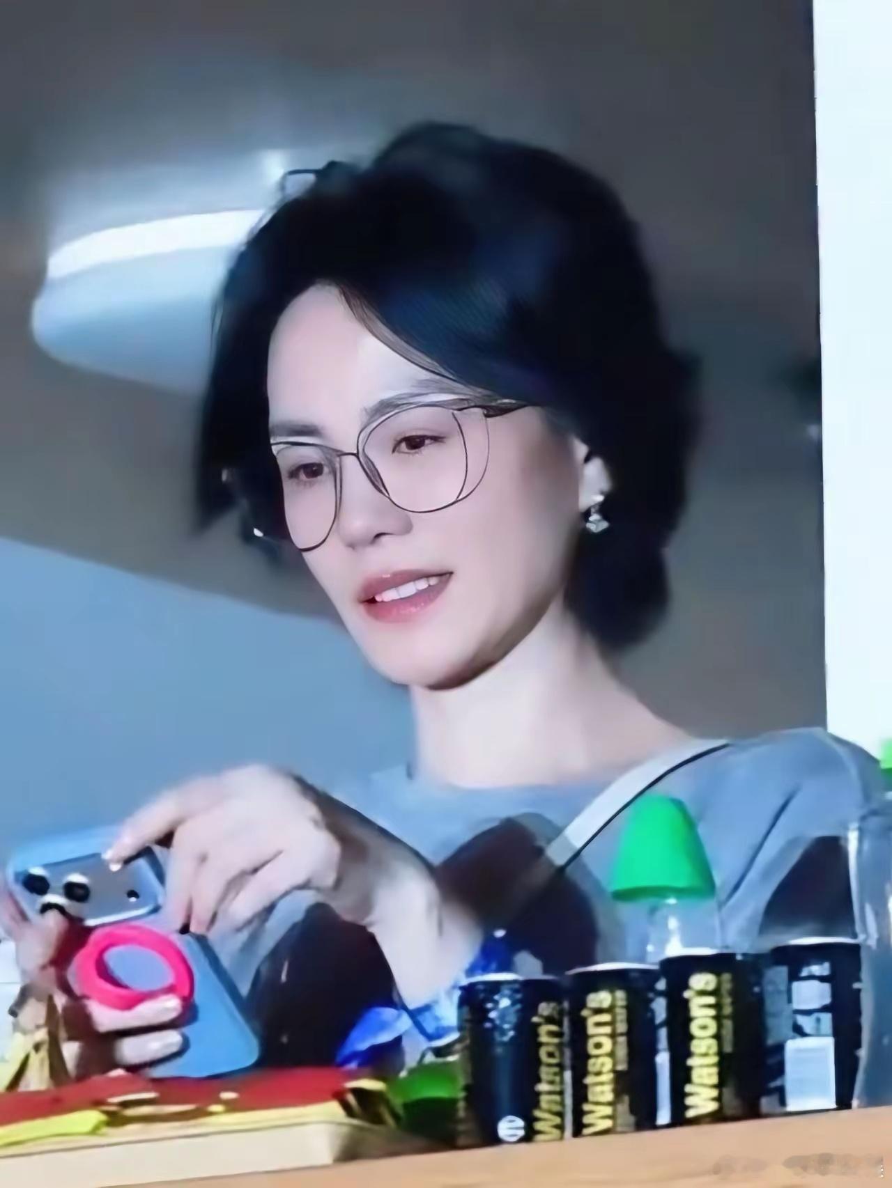 王菲果然上年纪了，不是长得越来越老，而是她在看那英演唱会时，竟然把手机拿得老远，