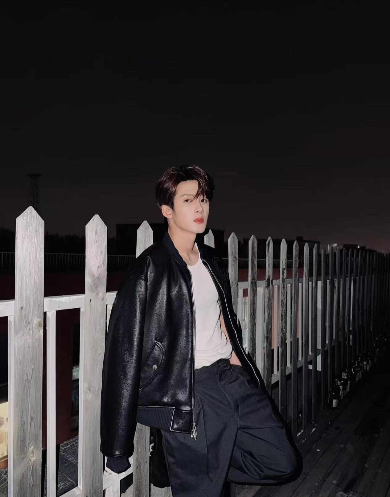 檀健次又在跟小炭火报备他的工作了，这一看就是在录制三专呀！收工的意思就是录完了是