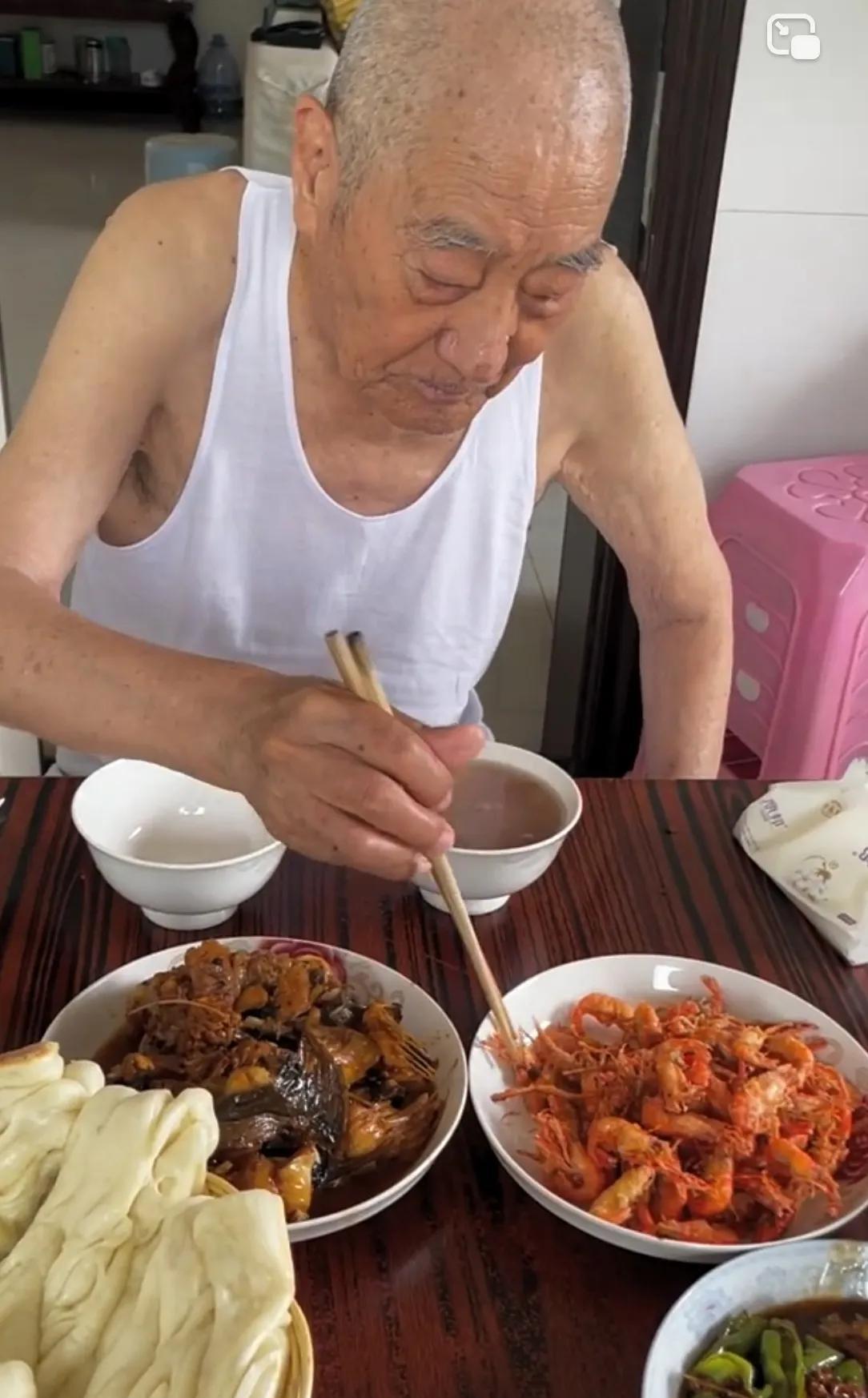 我发小儿的老父亲，九十来岁了，仨闺女每人一个月，轮流伺候着。想吃啥给做啥，每天变