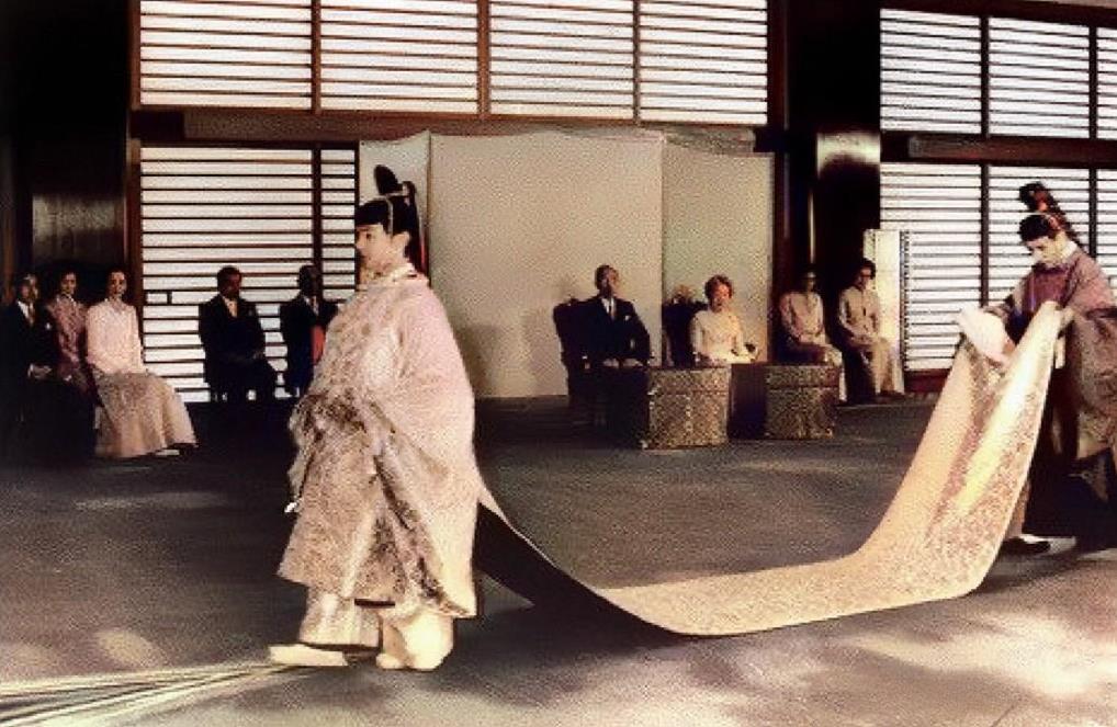 1980年2月，日本，<em>明仁天皇</em>成年加冠礼时的真实老照片，镜头中他戴着类似唐朝幞头