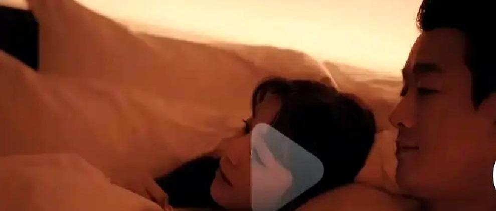 《夜色正浓》撕开一个真相：最高级的控制，不是吼你，骂你，而是直接用枕头捂住你的世