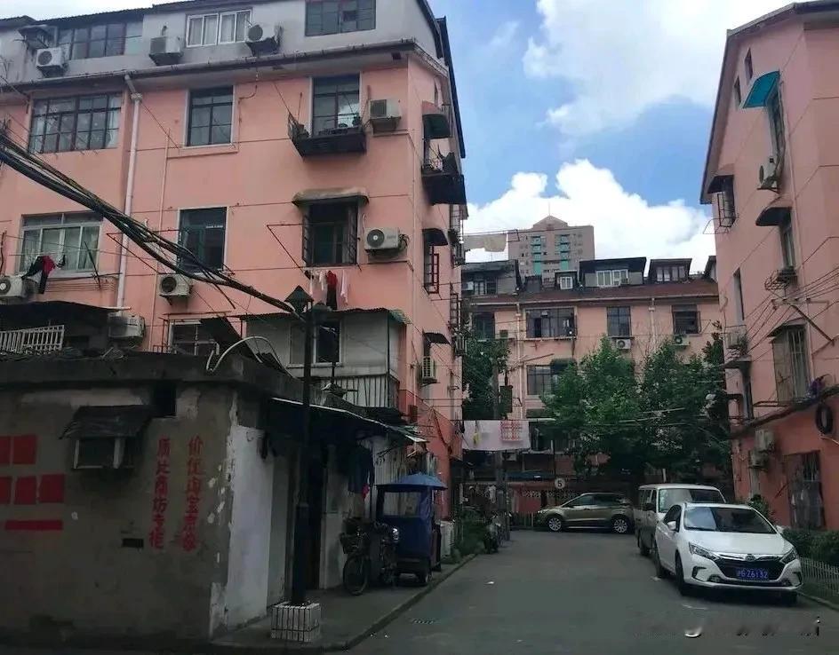 有人说，上海的房价跌到2013的水平就可以抄底了，期待着到时再大赚一波。