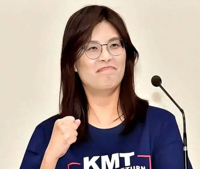 郑丽文变了个人！这是为何？郑丽文的转变太快了。之前面对质疑，她的回
