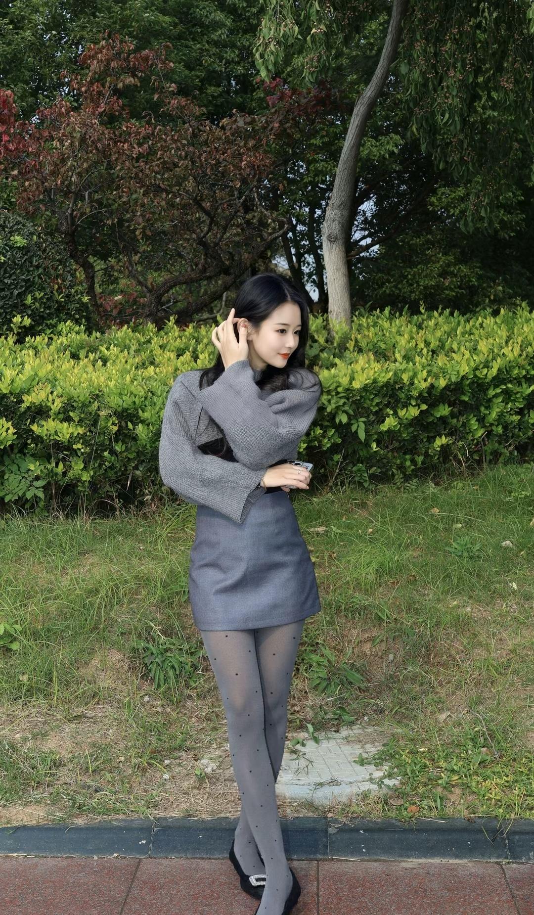 秋日穿搭指南：灰色毛衣+黑色丝袜，优雅又时尚！