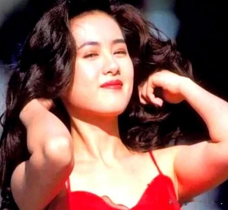 1996年，赚得盆满钵满马上就要结婚的李丽珍，不料却因抵抗不住王晶400万片酬的