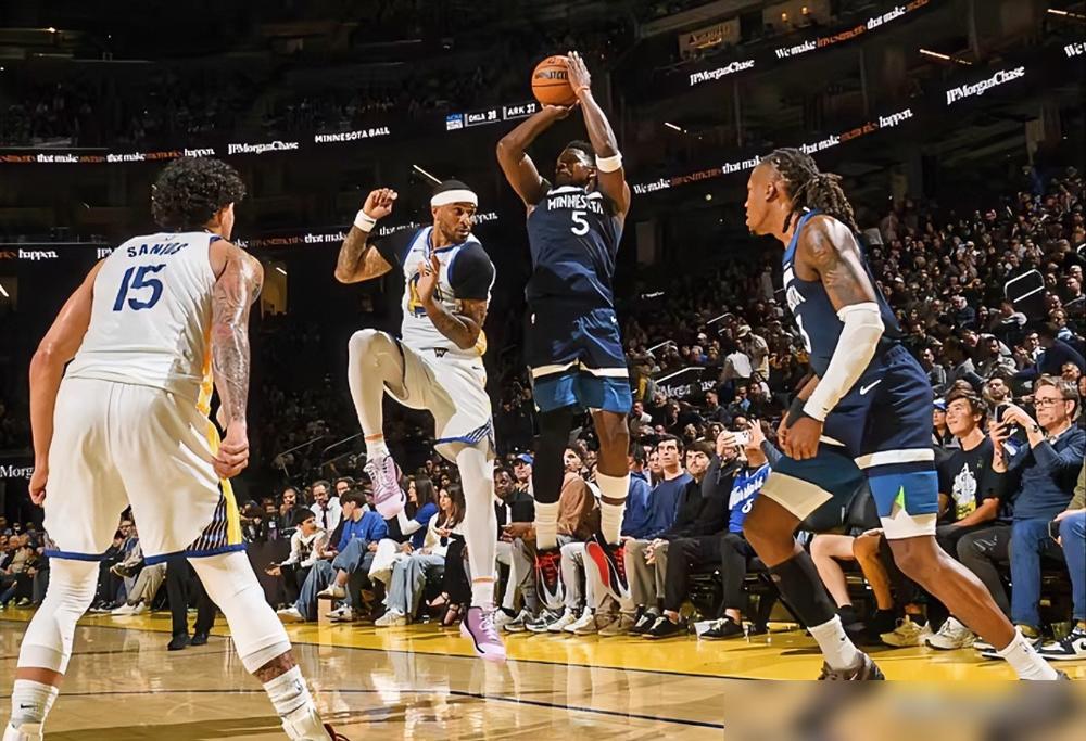 镜头给到库里，他死死盯着地板，眼神空洞。替补席上，只剩俩人了。霍福德、塞斯