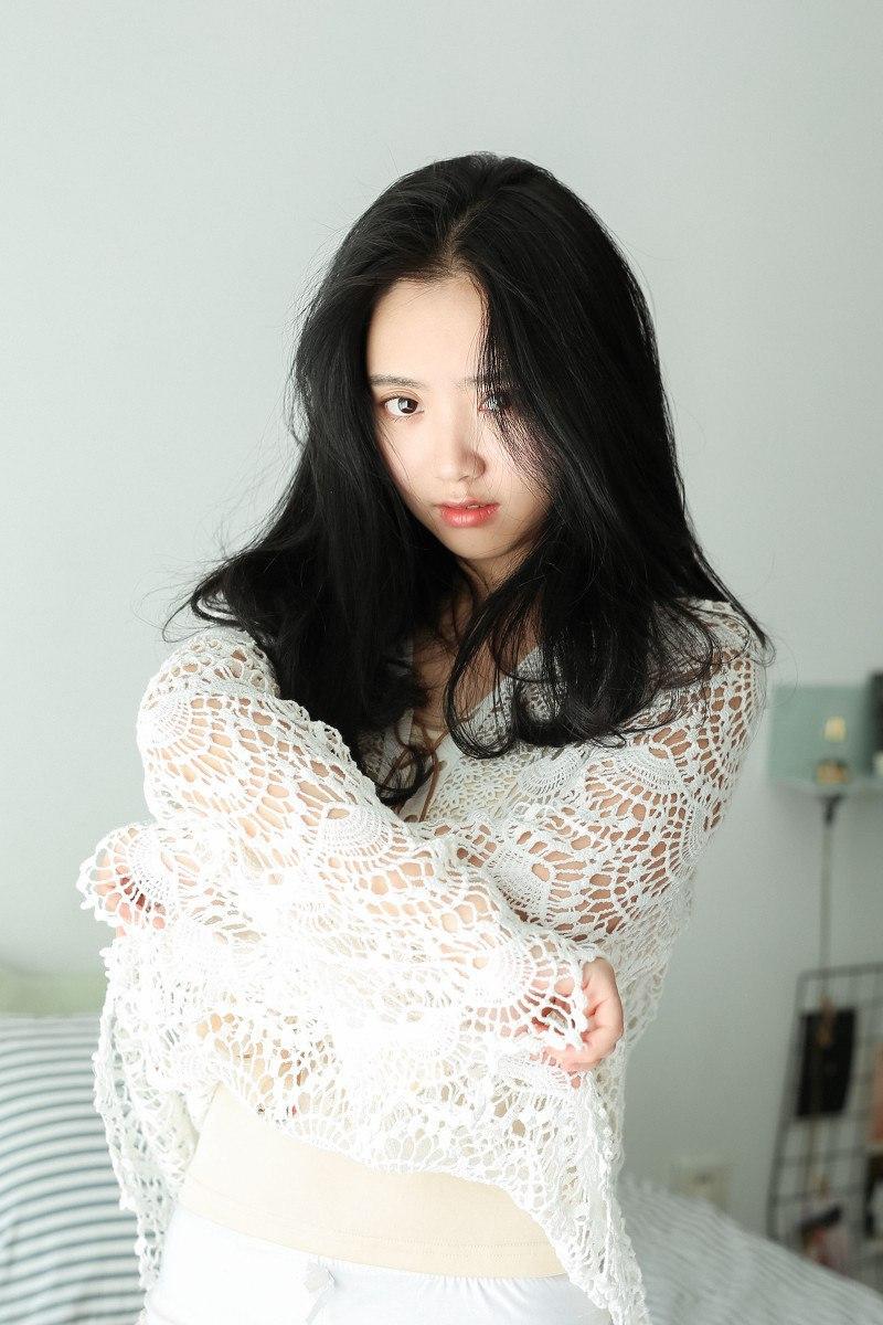 温柔黑发少女白色蕾丝上衣清新自然黑发少女