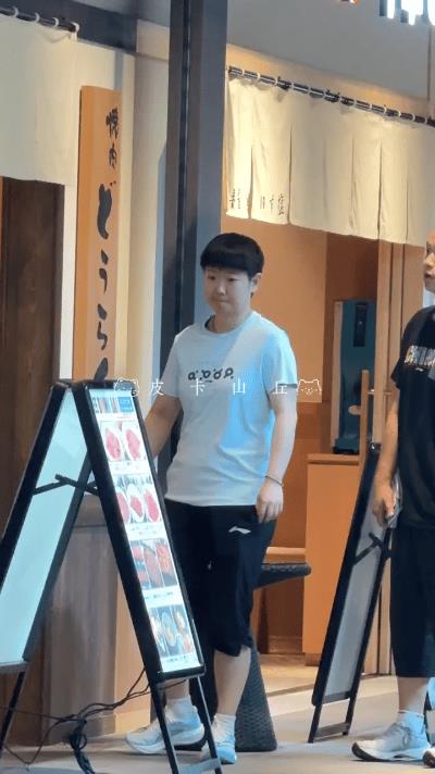 8.6孙颖莎横滨外出午餐，选择困难户！这家伙酒店不给准备午餐么？让大家还要出来