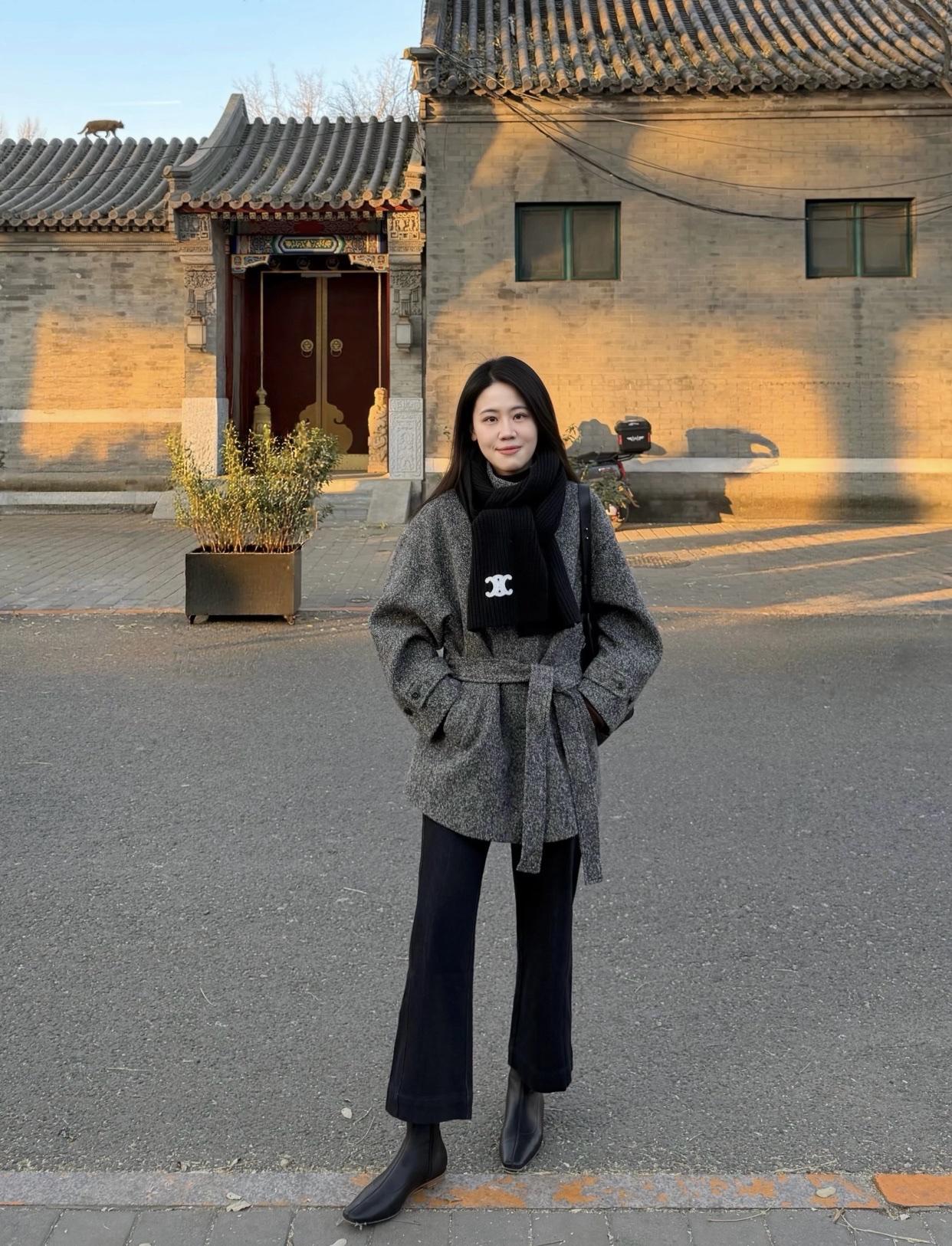 有哪些精致简单的穿搭可以尝试秋日漫步，温暖围巾与时尚穿搭的完美结合