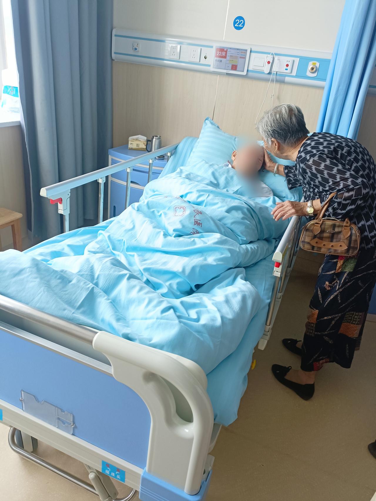 同事张姐老爸突发脑梗偏瘫了，她想让婆婆和他登记结婚，替她来行孝。张姐的父亲今