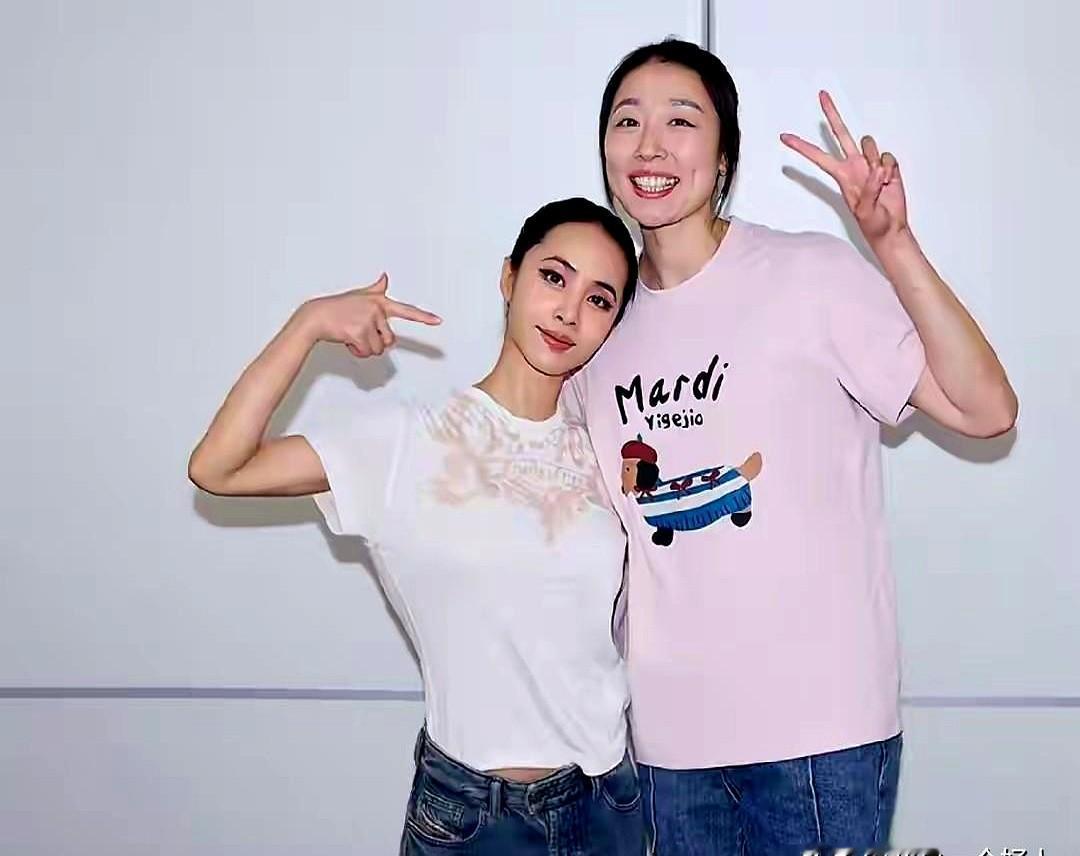 姚迪出发之前又去追星？她提着要去意大利穿科内利亚诺12号球衣的行李，转身就先跑