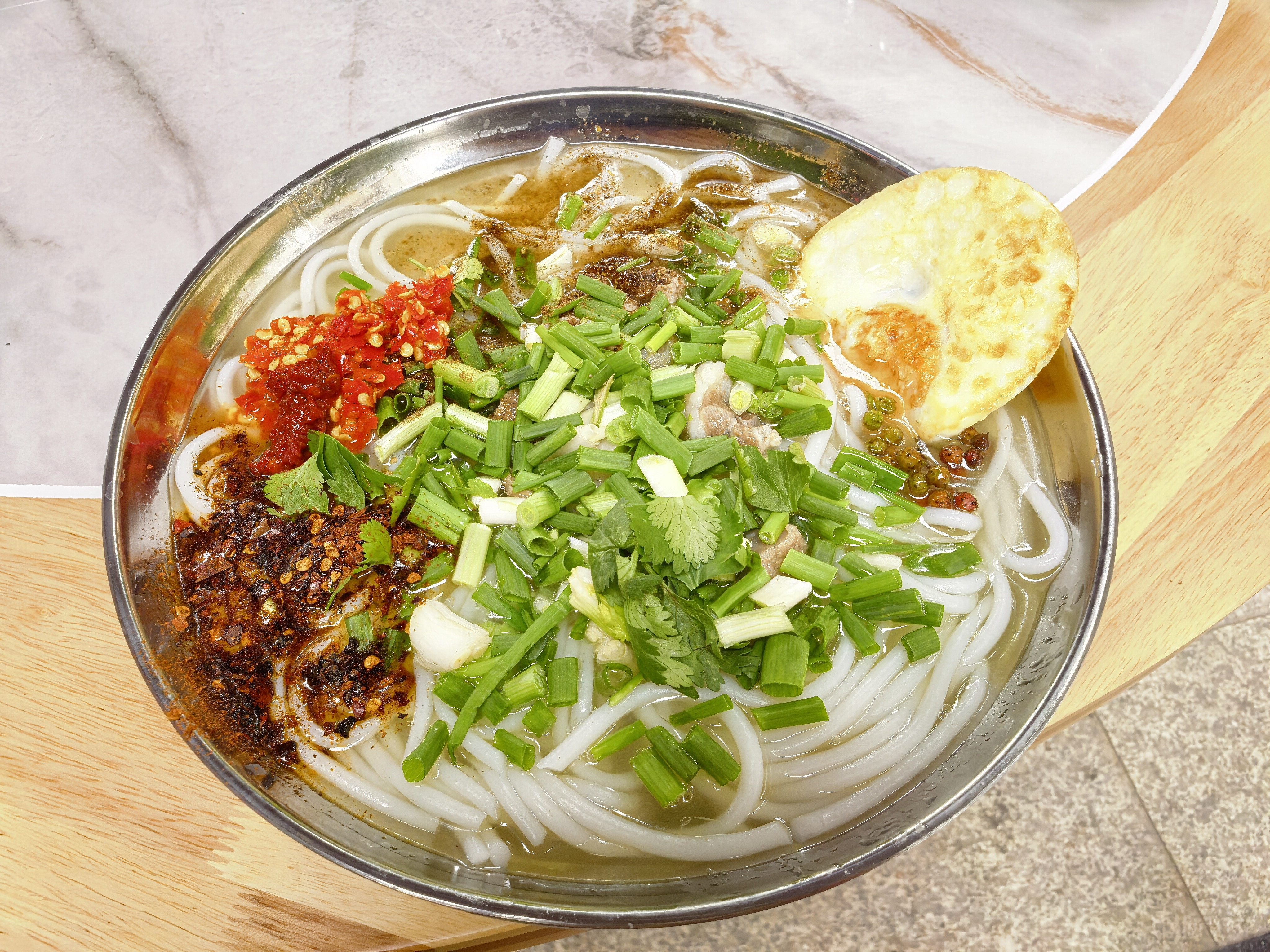 降温了,一碗香喷喷的攀枝花羊肉米线就像一剂强心针