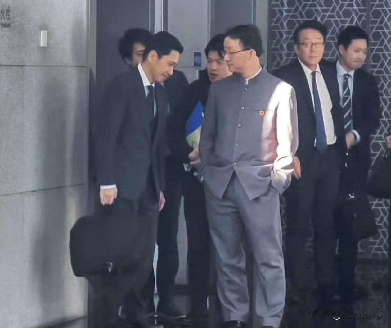 蔡正元大赞刘司长双手插兜动作太经典了，有时肢体语言表达的效果比外交语言更加有效。