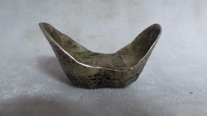 中国古代的白银非常稀缺，导致了一直到明末美洲白银大量流入才让白银成为货币。但今天