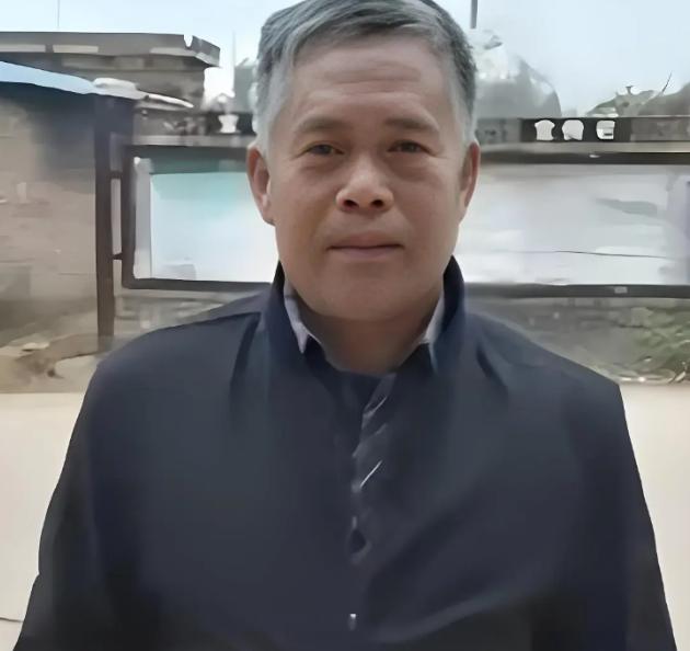 湖南一位“傻”继父火了！妻子早逝后，他带着3个孩子再婚，又接纳了妻子的3个女儿。