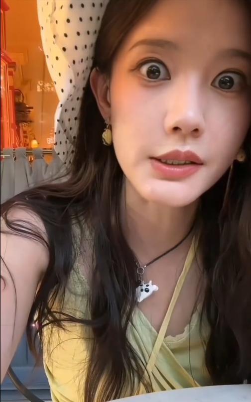 李一桐回复粉丝写作业的时候眼睛都瞪大了。