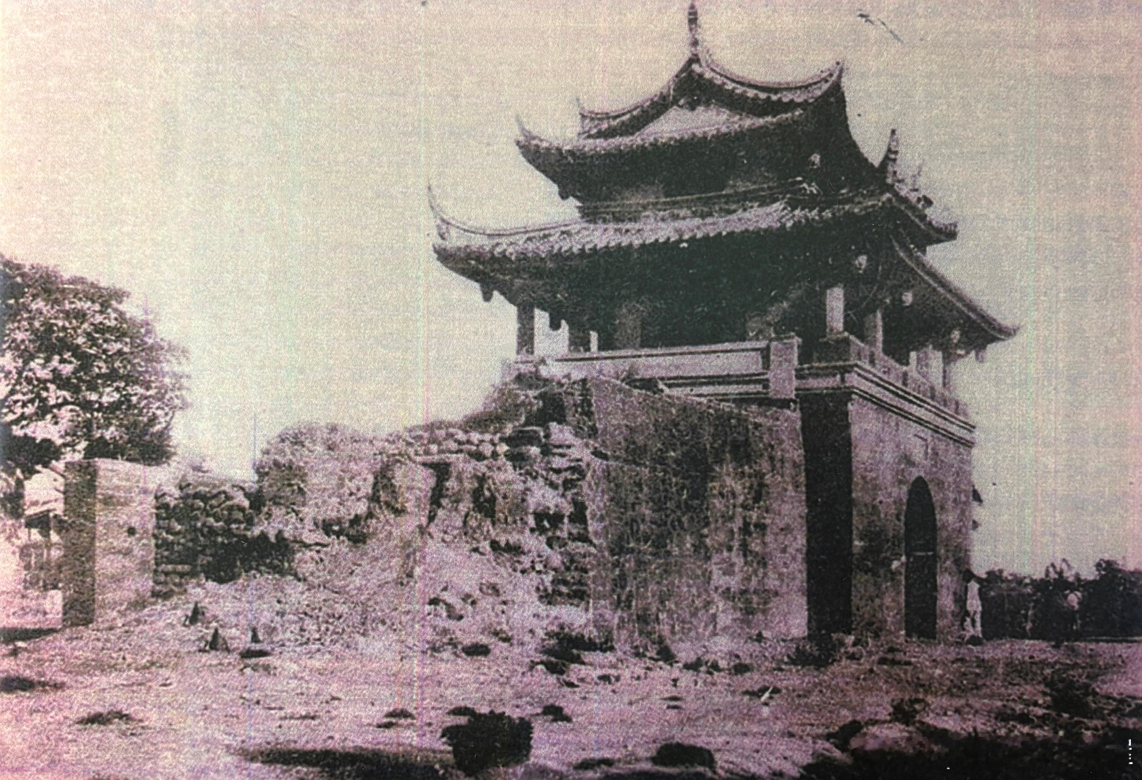 1895年6月22日新竹城被日军攻占，这是历经炮火重创的新竹东门历史影像