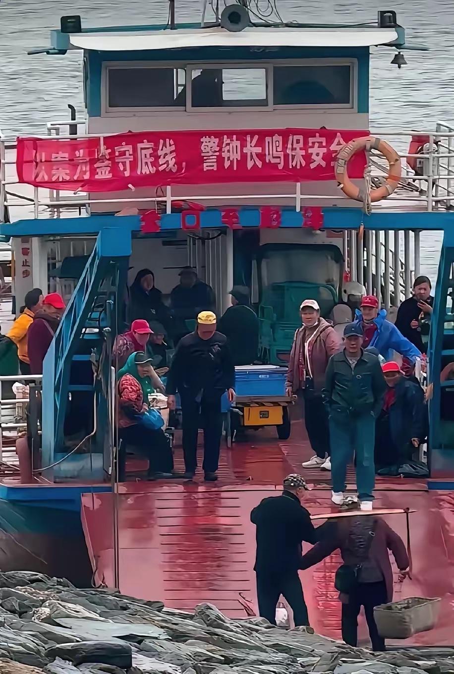 上人民日报、央视新闻了！近日，江西一位84岁老奶奶，挑着几十斤菜，步履蹒跚的赶