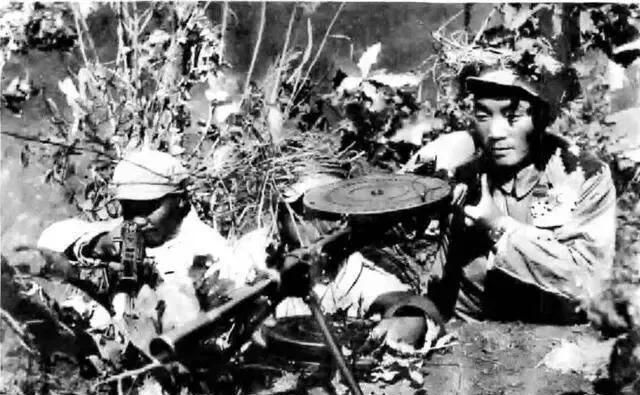 1950年，一个小战士冲入阵地，冒死夺回3挺重机枪。排长大怒，一把打翻，“不要命