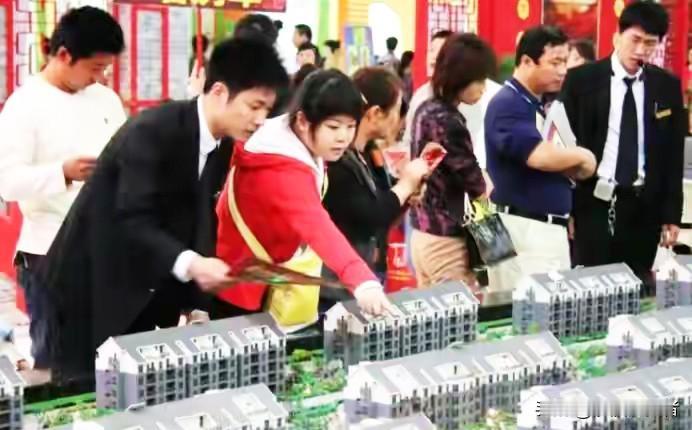 房价跌不跌已经不重要了！最近和银行信贷部的老同学吃饭，两杯茅台下肚，他拉着我袖