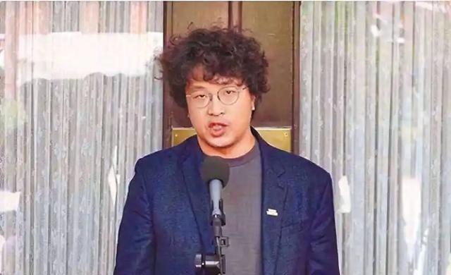 “台独”分子沈伯洋他爹沈土城，名下的“兆亿有限公司”去年6月刚被大陆制裁，禁止跟