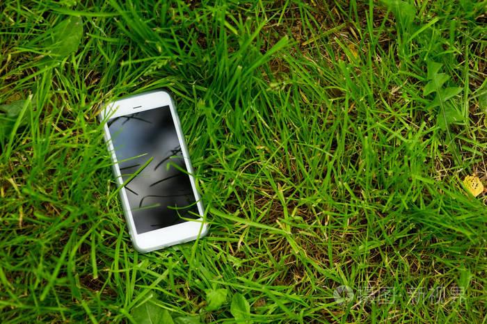 捡到手机不还，还故意弄丟，你以为这就完事了，你得赔！4月24日，一法院报道，2