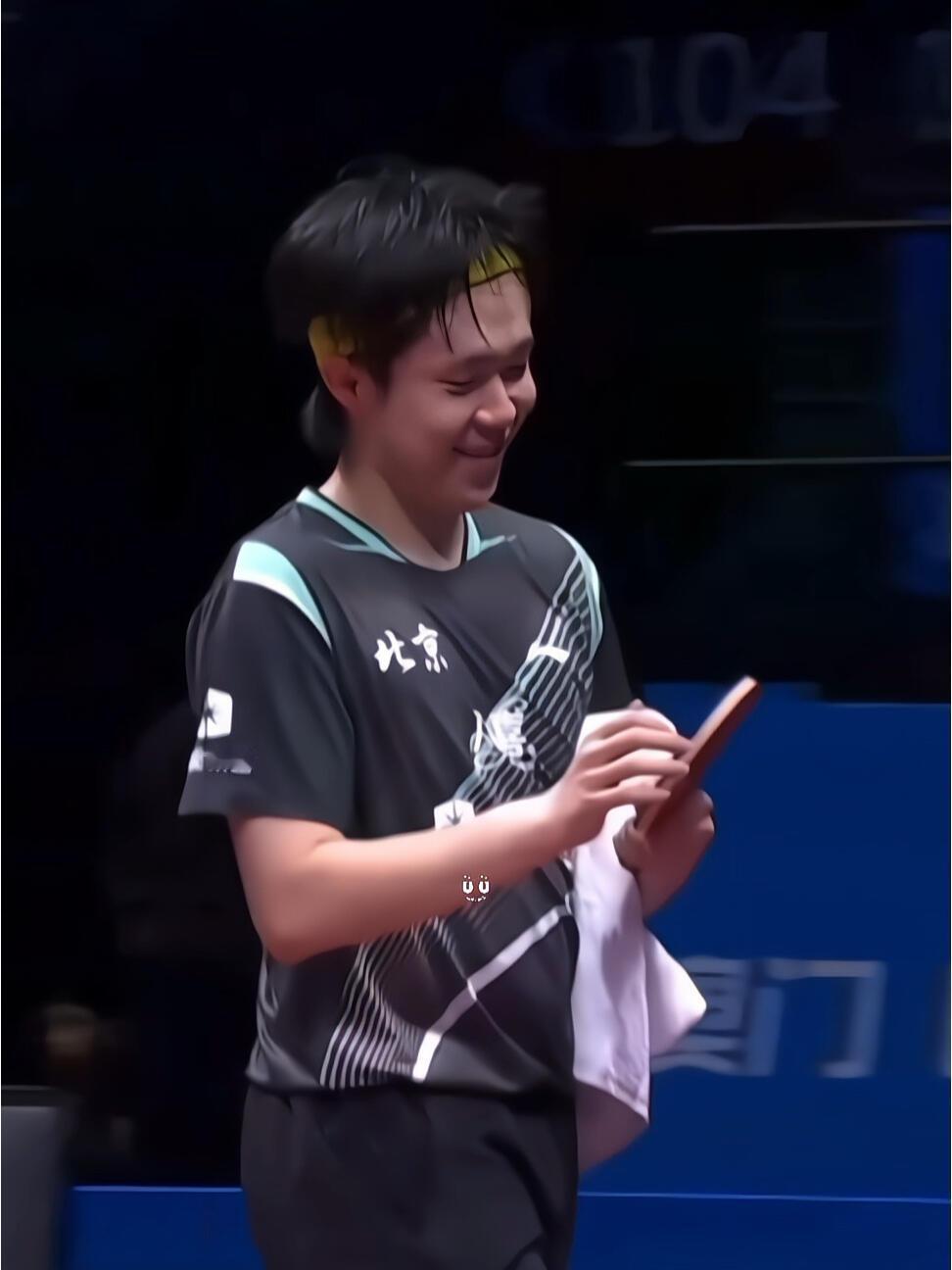 看王楚钦的小表情，又回来了，很开心的头哥，千言万语，辛苦了，休息一下！单打结束