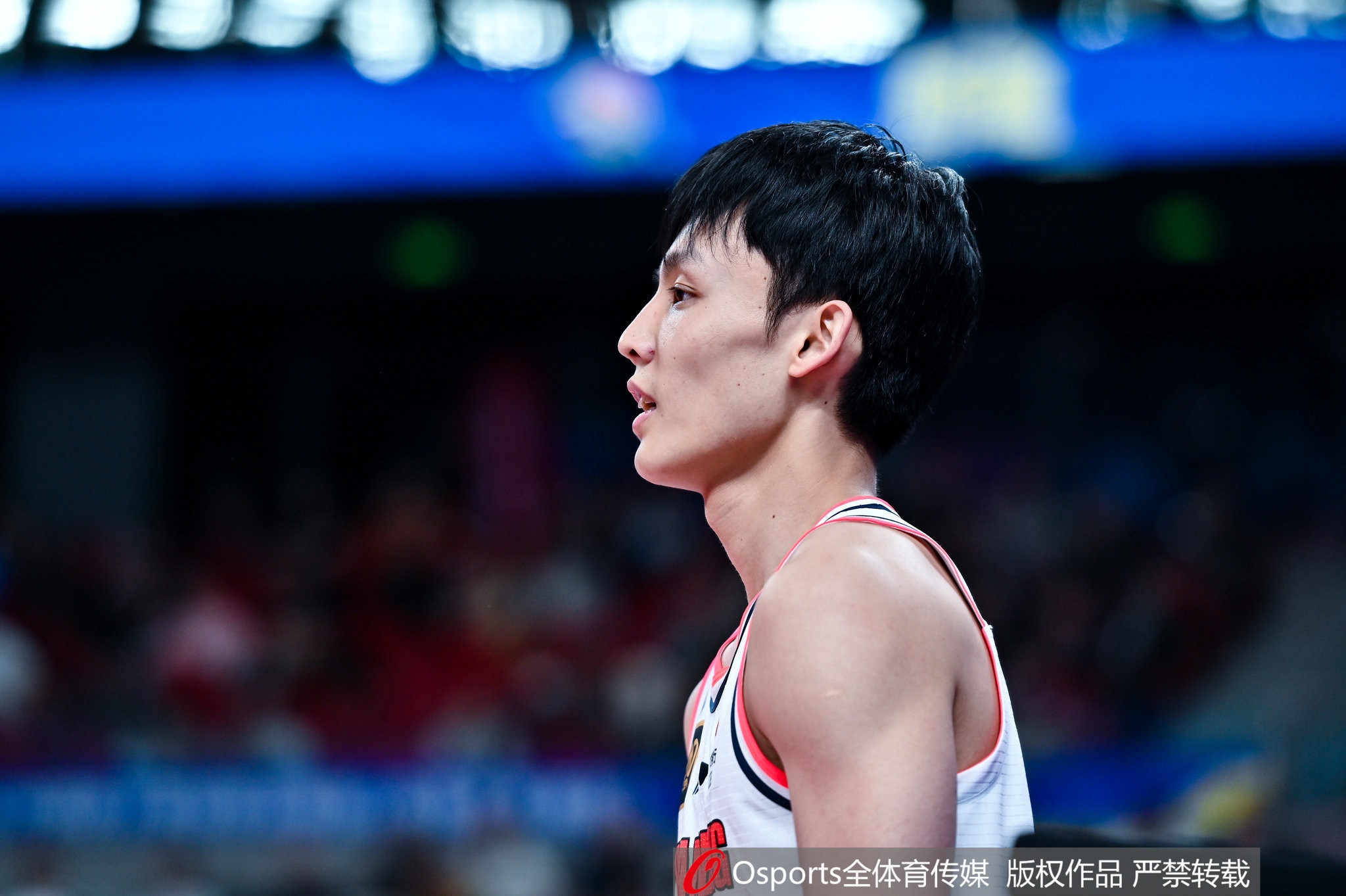 球场指挥官! 徐杰全场10投5中 拿到12分3板8助2断仅有1次失误