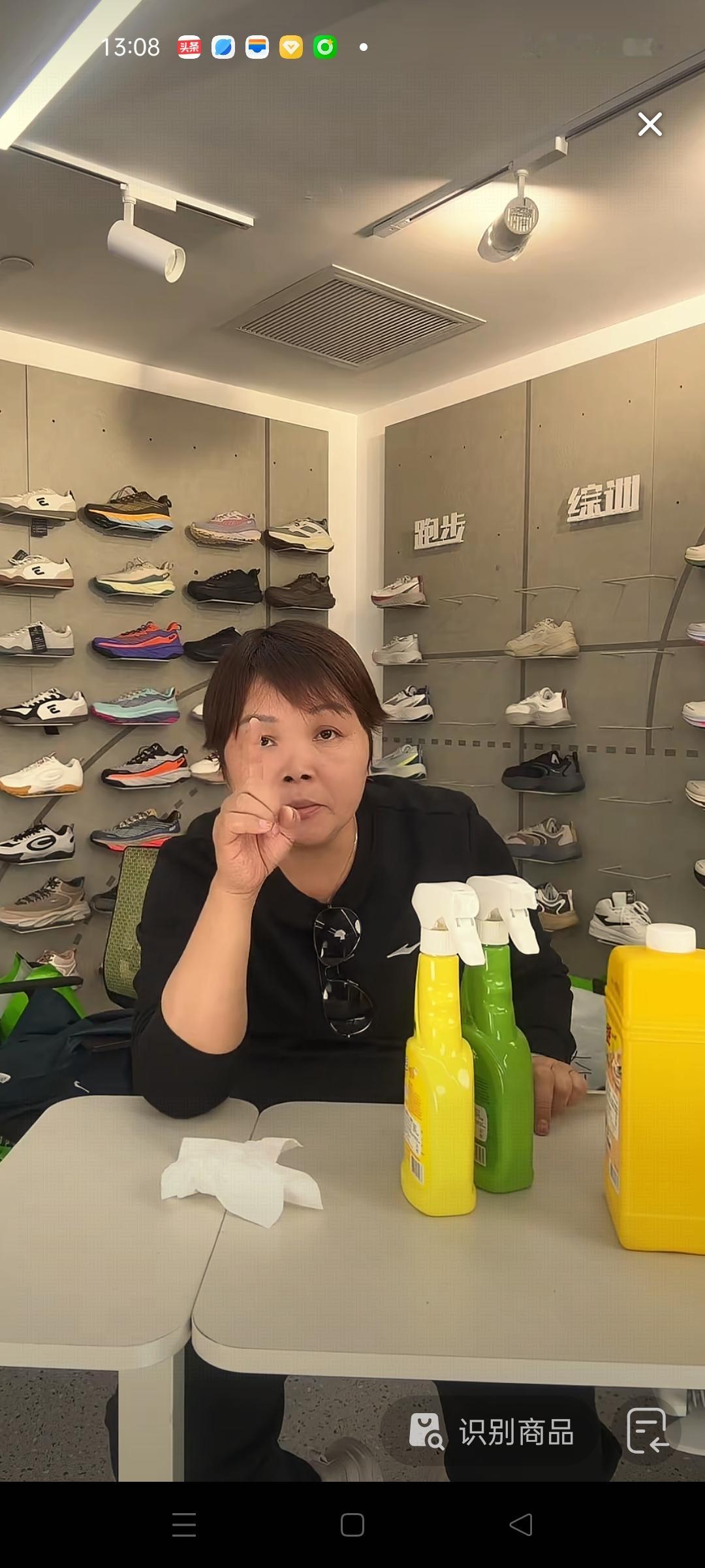 叶锐聪妈妈是个天生的直播行家，直播间里根本可以不需要助播的，一个人就完全搞定，不