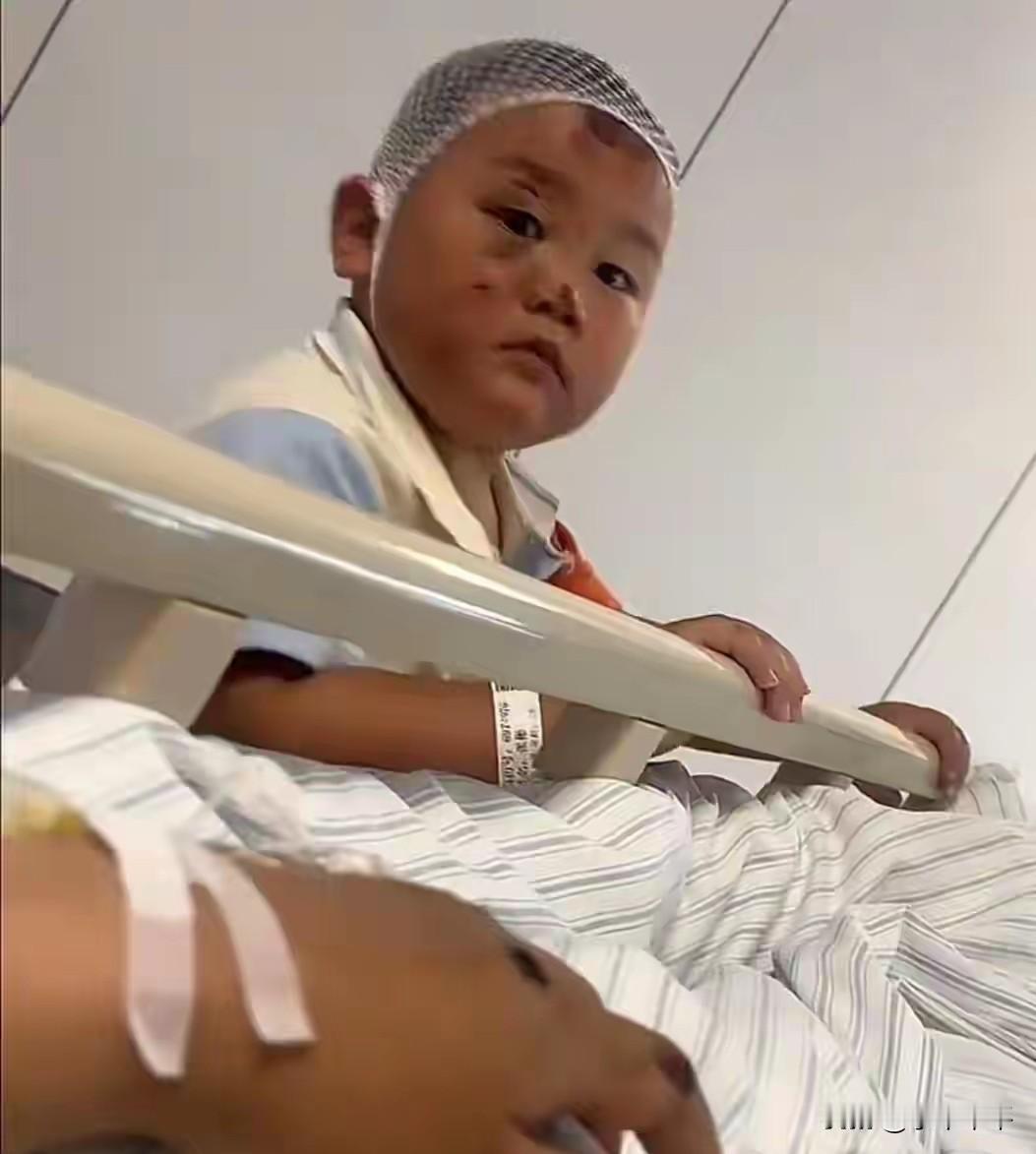 不是孩子懂事早，也不是穷人的孩子早当家，他才3岁！而是:妈妈是他的一切是他的全