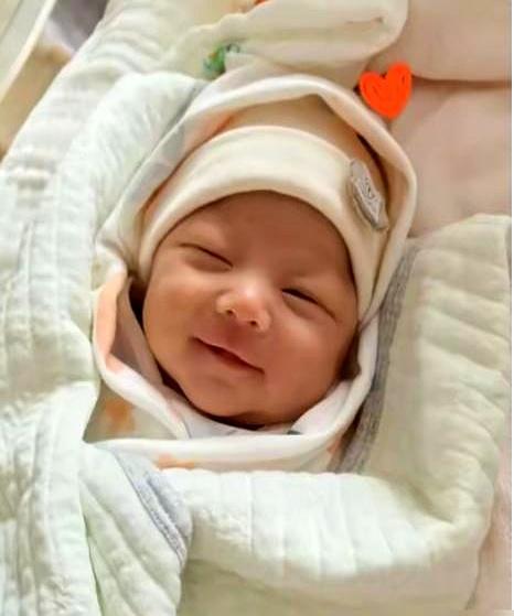 张兰直播刚喊完“小七宝”，汪小菲黑眼圈都没遮，直接怼回：“叫汪宝儿！”他手