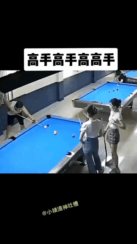 被他装到了，两个美女要心动了