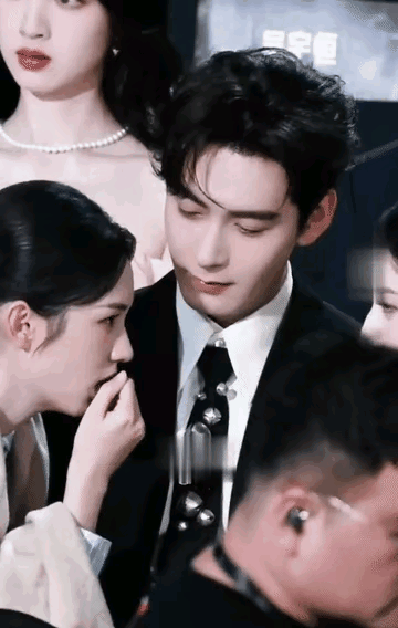 周也、王玉雯聊得热火朝天，陈星旭坐在两人中间无可奈何，一个女人就是500只鸭子，