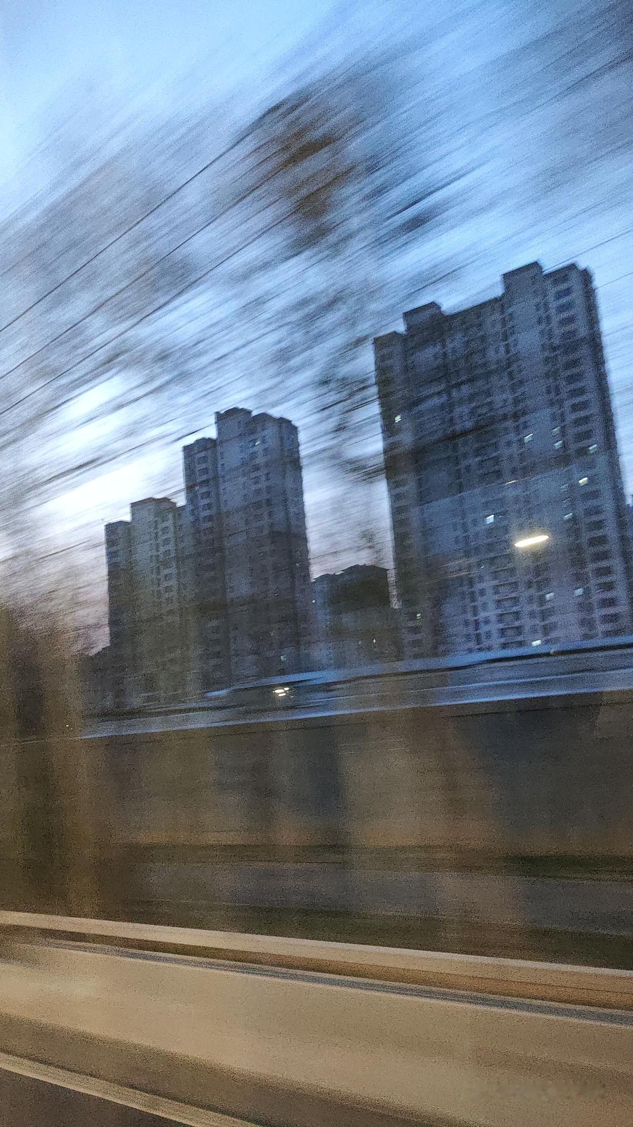 北京六里桥，来来往往的人们，拎着大包小包都要回家了。早上4点半的车，现在我到