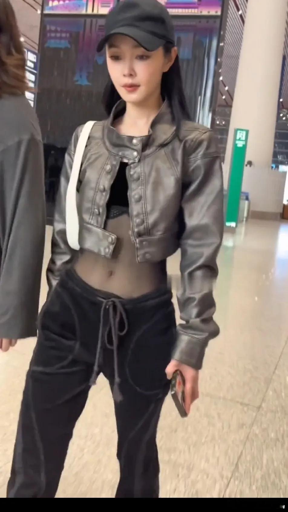 宋轶这身透感黑纱内搭换旁人上身，大概率会显得俗气艳丽，落在她身上却恰到好处。她骨