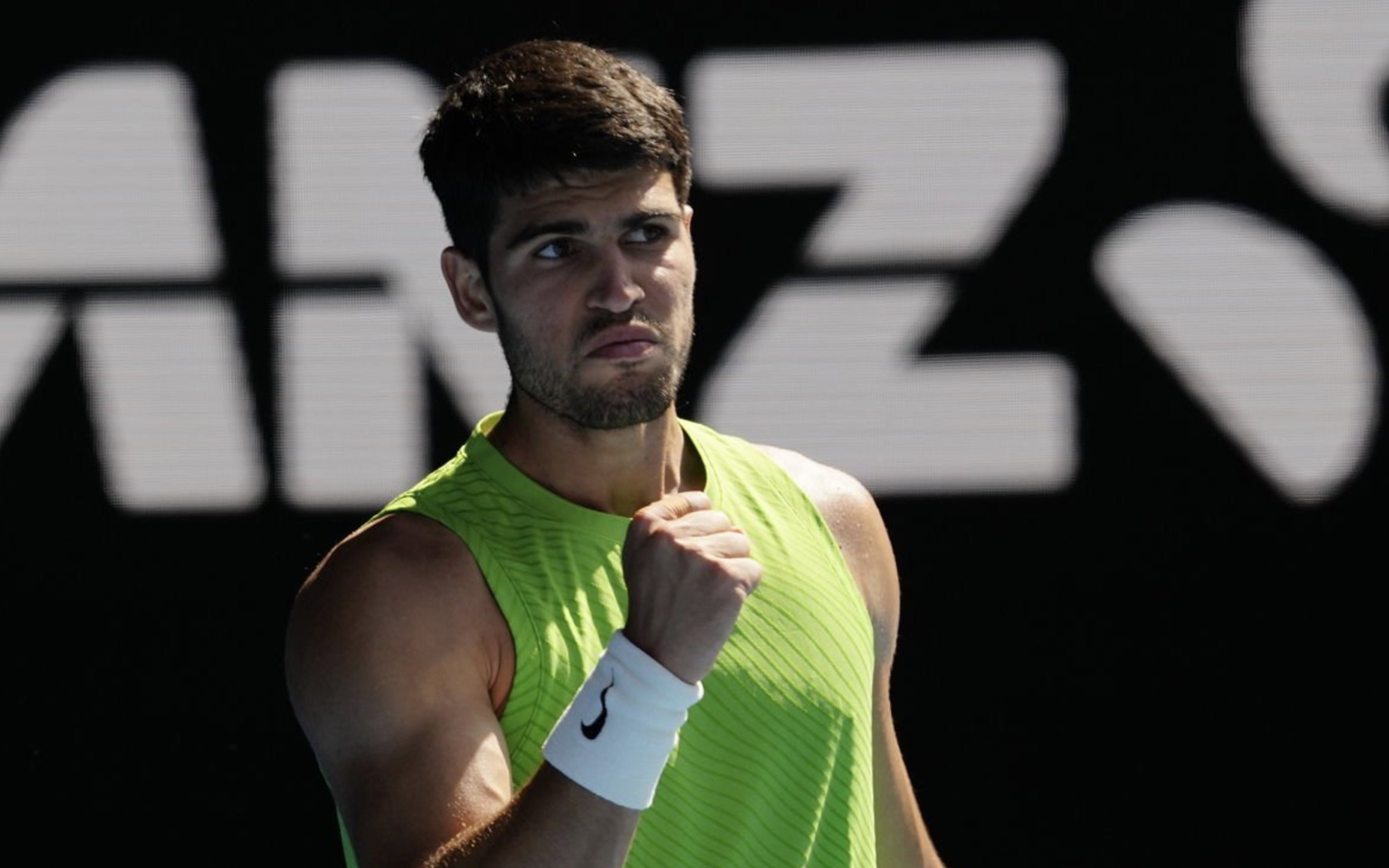 阿尔卡拉斯缔造一项历史第四轮比赛7-6/6-4/7-5艰难拿下汤米-保罗，以未失