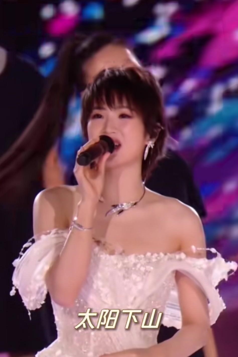 姚安娜对娱乐圈最大的贡献自从她开始演戏以后，没有人敢，在娱乐圈，立富二代人设