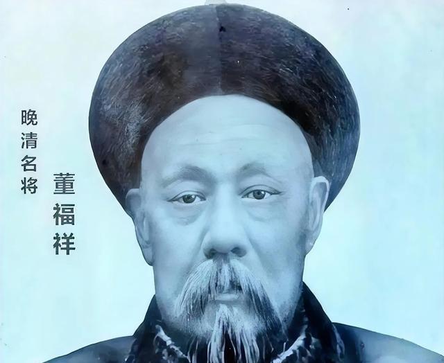 1895年深秋，数千回民跪在西宁城下，绝望地挥舞着白旗乞降。城墙之上，甘肃提督董