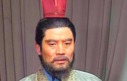 216年，曹操设宴款待投降的张鲁，当场封其为万户侯。曹丕大惊，偷偷劝说：“张鲁是