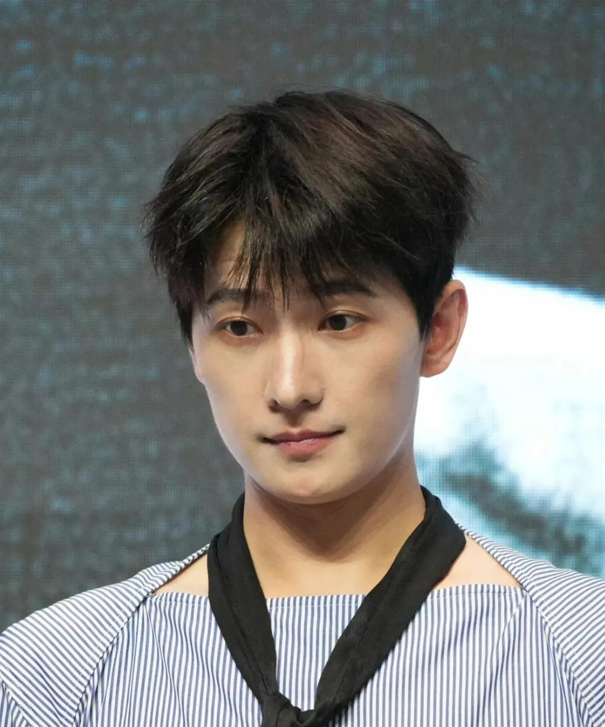 杨洋是长胖了还是发腮了？长相有点变了，没有以前那种少年感了。#杨洋#