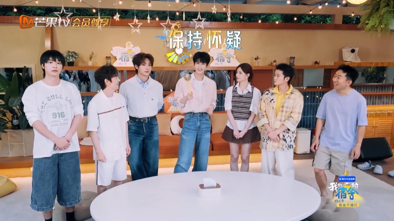张凌赫警觉性太高，一堆媒体采访他，怀疑其中有“诈”张凌赫参加何炅的节目