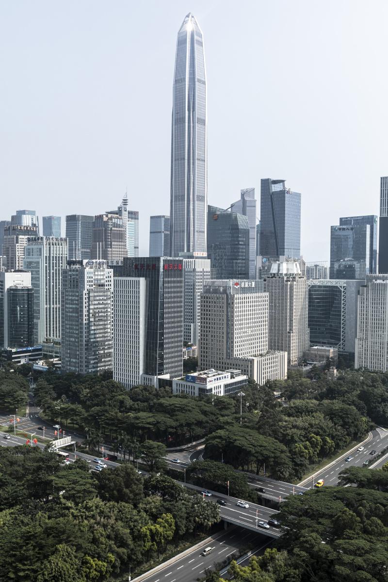 把深圳捧上天之前，还是要说一下上海。2025年，北上广深“四大一线”城市的金融